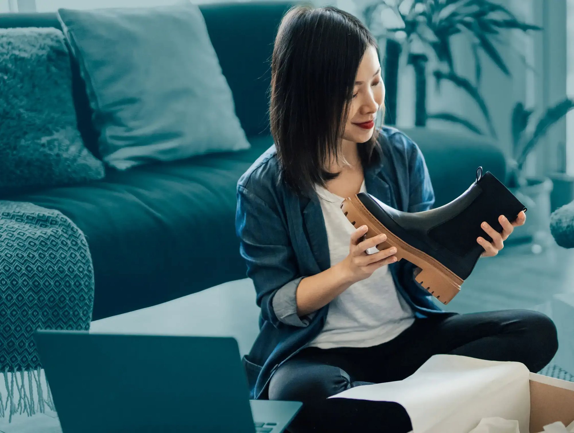 Asendia_end-user_woman_Parcels-1_AFB-large-1 copia